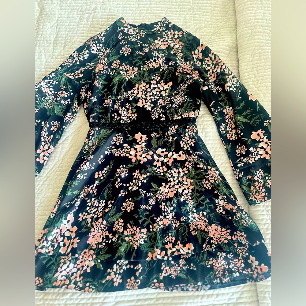 Mini dress with bellowed sleeves. Black with floral